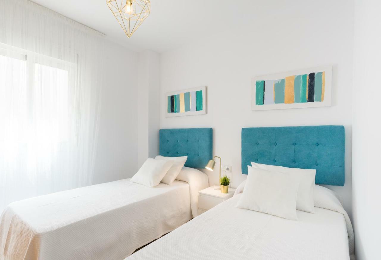 Charming Apartment On The Beach - Pool And Parking 말라가 외부 사진