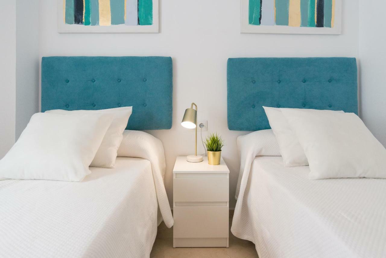 Charming Apartment On The Beach - Pool And Parking 말라가 외부 사진